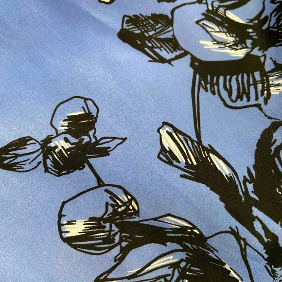 BCBG - flowy floral dress W/ POCKETS - Picture 2 of 4